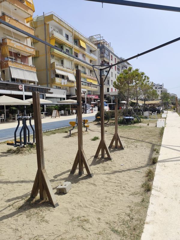 Hapësira e stërvitjes përballë barit Palma's.