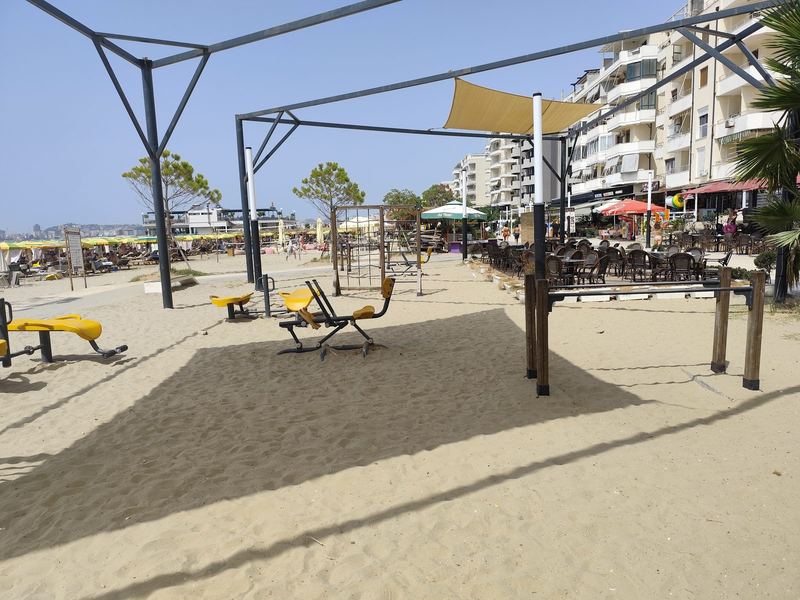Pamje e gjerë e hapësirës, përballë L'avenir.